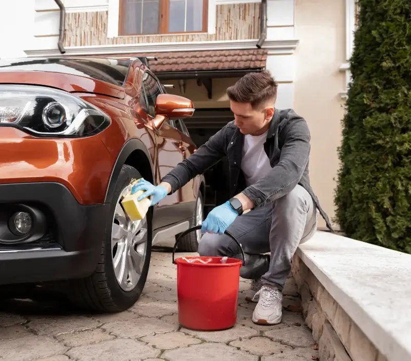 Lavage auto à domicile Castellare-di-Casinca : professionnel intervenant sur un véhicule